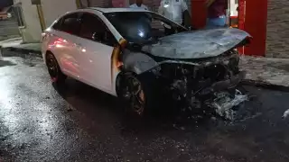 Cortocircuito origina siniestro en automóvil en Escárcega