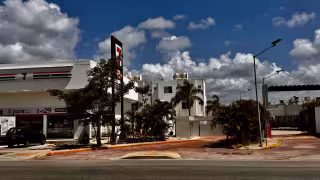 Vecinos de Playa del Carmen claman por luz; constantes apagones ya afectan sus bolsillos