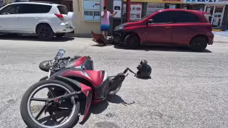 Colisión entre Nissan y motocicleta en Ciudad del Carmen