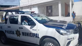 Vecinos denuncian malos olores por grupo alcohólico en vivienda