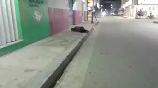 Un hombre del Escuadrón de la Muerte quedó tirado en la banqueta tras ser empujado por un compañero de parranda