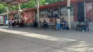 Reclamo por ausencia de director en entrega de boletas en escuela de Campeche