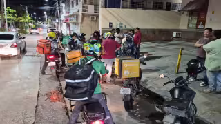 Motociclistas se concentraron frente a una pizzería de la colonia Fátima, en Ciudad del Carmen, tras una confrontación entre presuntos líderes de dos agrupaciones de mandaditos