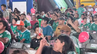 Aficinados de todas las edades asisten a la Zona Fan en La Inalámbrica en Mérida