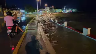 El nivel del mar en el malecón de Champotón sigue en ascenso debido al Huracán Milton