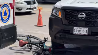 Camioneta arrolla a ciclista en Ciudad del Carmen; habría intentado ganarle el paso