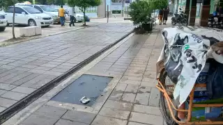 En Escárcega, Campeche, un vendedor ambulante de vajillas cayó en un registro sin tapa lleno de agua en pleno centro de la ciudad