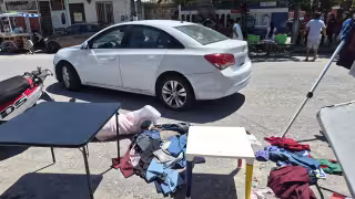 Un automóvil terminó incrustado contra un puesto de ropa en Renovación II.