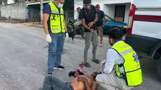 Los paramédicos de SAMU atendieron al sujeto herido.