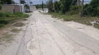 La situación empeora en temporada de lluvias, afectando a peatones y vehículos.