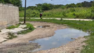 Calles destruidas y aguas negras afectan fraccionamientos