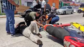 Una pareja de motociclistas tuvo que ser auxiliada por elementos de Protección Civil.