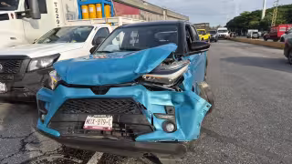 Un choque múltiple entre cuatro camionetas generó caos vial en la avenida Isla de Tris.