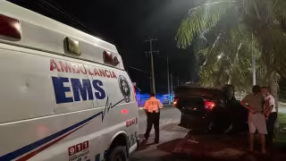 Pareja se vuelca en calles de Chetumal