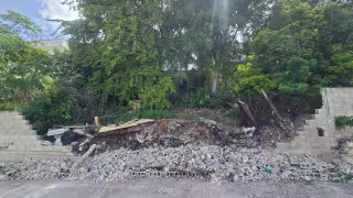 Colapso de muro en Campeche deja fraccionamiento vulnerable a robos y deslaves