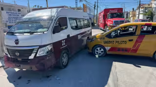 Un aparatoso percance entre una unidad piloto y un colectivo dejó severas afectaciones viales en la colonia San Carlos.