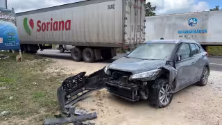 Tráiler impacta vehículo de una familia de turistas en la carretera Tulum–Cobá