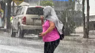 Los transeúntes no estaban preparados para la lluvia que cayó.
