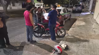 Paramédicos auxiliaron a una mujer lesionada tras un choque entre una motocicleta y un taxi en Ciudad Concordia, Campeche.