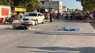 El cuerpo del motociclista quedó sobre el asfalto y tapado por una manta.