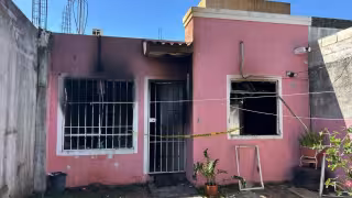 Incendio en una vivienda de Playa del Carmen deja dos hombres lesionados; uno con graves quemaduras