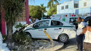 El taxi terminó impactando con un inmueble que sufrió daños considerables.