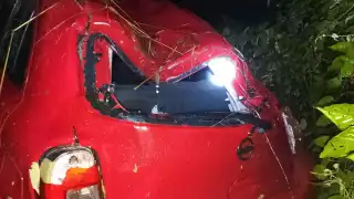 Hallan vehículo destrozado y sin ocupantes en la carretera Hopelchén-Bolonchén de Rejón