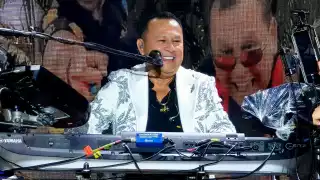 Con la sonrisa y carisma de siempre, "El Pulpo" encendió el ambiente en la Concha Acústica.