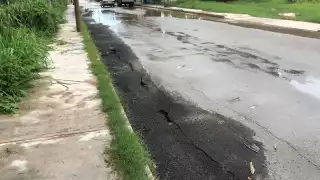 Las calles de la ciudad lucen dañadas por las lluvias que se han presentado.