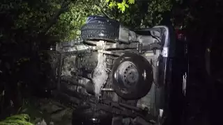 Rayo impacta camioneta en Isla Aguada – Ciudad del Carmen y provoca volcadura