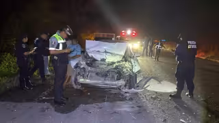 El percance ocurrió luego de que uno de los automóviles permaneciera detenido sobre la vía por una falla mecánica