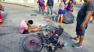 Ambos motociclistas quedaron tendidos en el pavimento con lesiones de consideración.