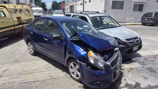 Un choque entre dos autos particulares dejó considerables daños en la colonia Fátima.