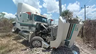 Vuelca camión cargado con toneladas de balasto del Tren Maya en  Quintana Roo