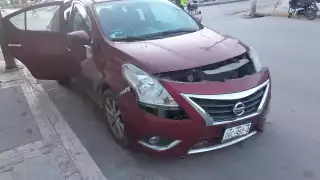 La camioneta no realizó su alto obligatorio e impactó al automóvil