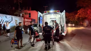 Dos elementos de Protección Civil resultaron lesionados tras el choque ocurrido en calles del fraccionamiento Paseos Kabah, en Cancún.