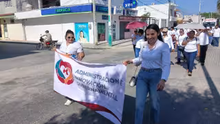 Autoridades saludan a contingentes en el Día del Trabajo