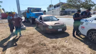 Camión pesado impacta compacto y provoca efecto látigo
