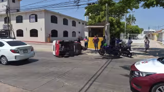 Camioneta provoca volcadura de unidad de tres ruedas