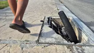 Un registro de la CFE expuesto en el malecón de Champotón representa un riesgo para transeúntes.