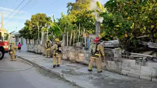 Los bomberos atendieron el llamado de emergencia y sofocaron las llamas.