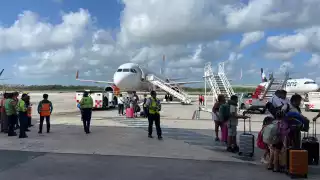 La aeronave fue evacuada y revisados todos los viajeros así como sus equipajes