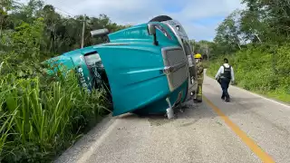 El accidente ocurrió a las 6:30 horas cuando el camión se dirigía a Hopelchén con hilos y telas.