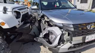 Colisión entre camionetas provoca caos vial en Campeche