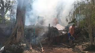 Bomberos de Othón P. Blanco acudieron al sitio, pero el inmueble quedó reducido a escombros