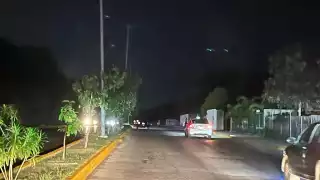 Solo las luces de los autos iluminan las calles que se mantienen en la penumbra.