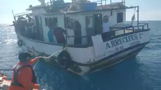 Personal naval llevó a cabo el rescate en altamar de un pescador que presentó problemas de salud