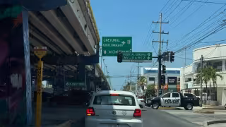 El corto del servicio provocó que semáforos de algunas vialidades dejaran de funcionar, causando caos vial