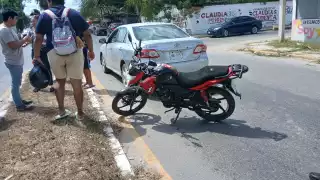 Choque por alcance entre una motocicleta y un automóvil.
