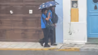 Tormenta deja encharcamientos y volcadura en la capital campechana